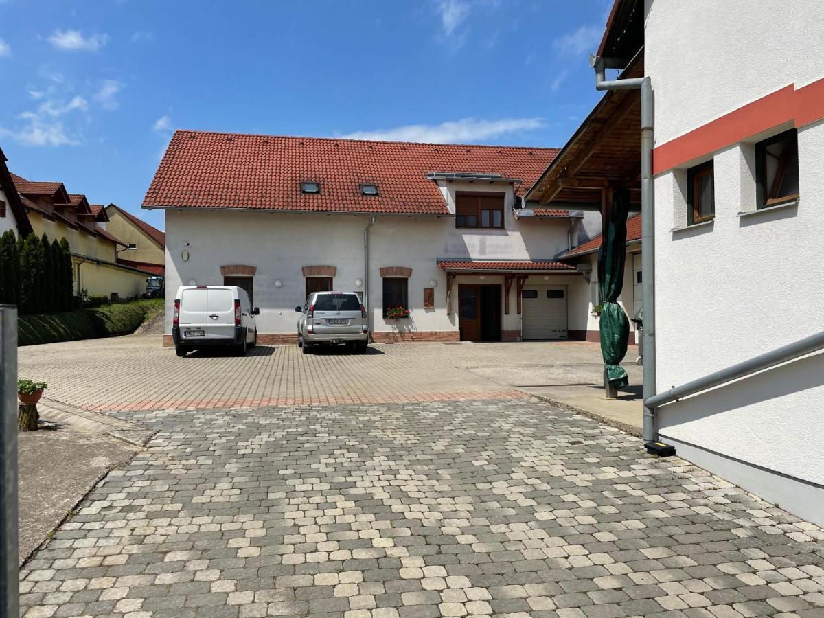 Mayer Pince Panzió Villány Esterno foto