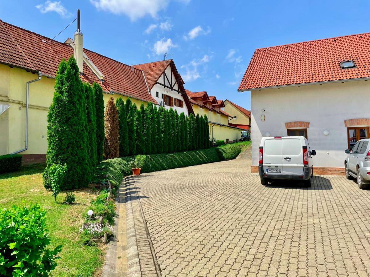 Mayer Pince Panzió Villány Esterno foto